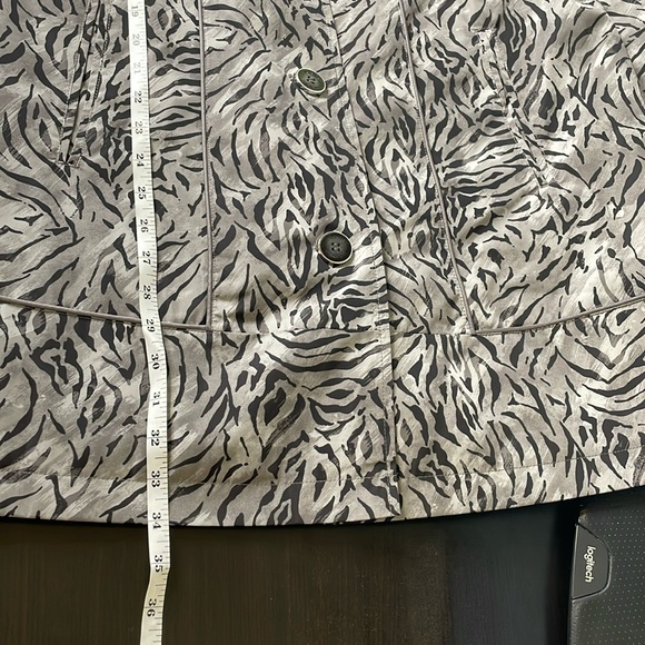 Dennis By Dennis Basso Grey Black Animal Print Rain Jacket Size Medium - Picture 10 of 13